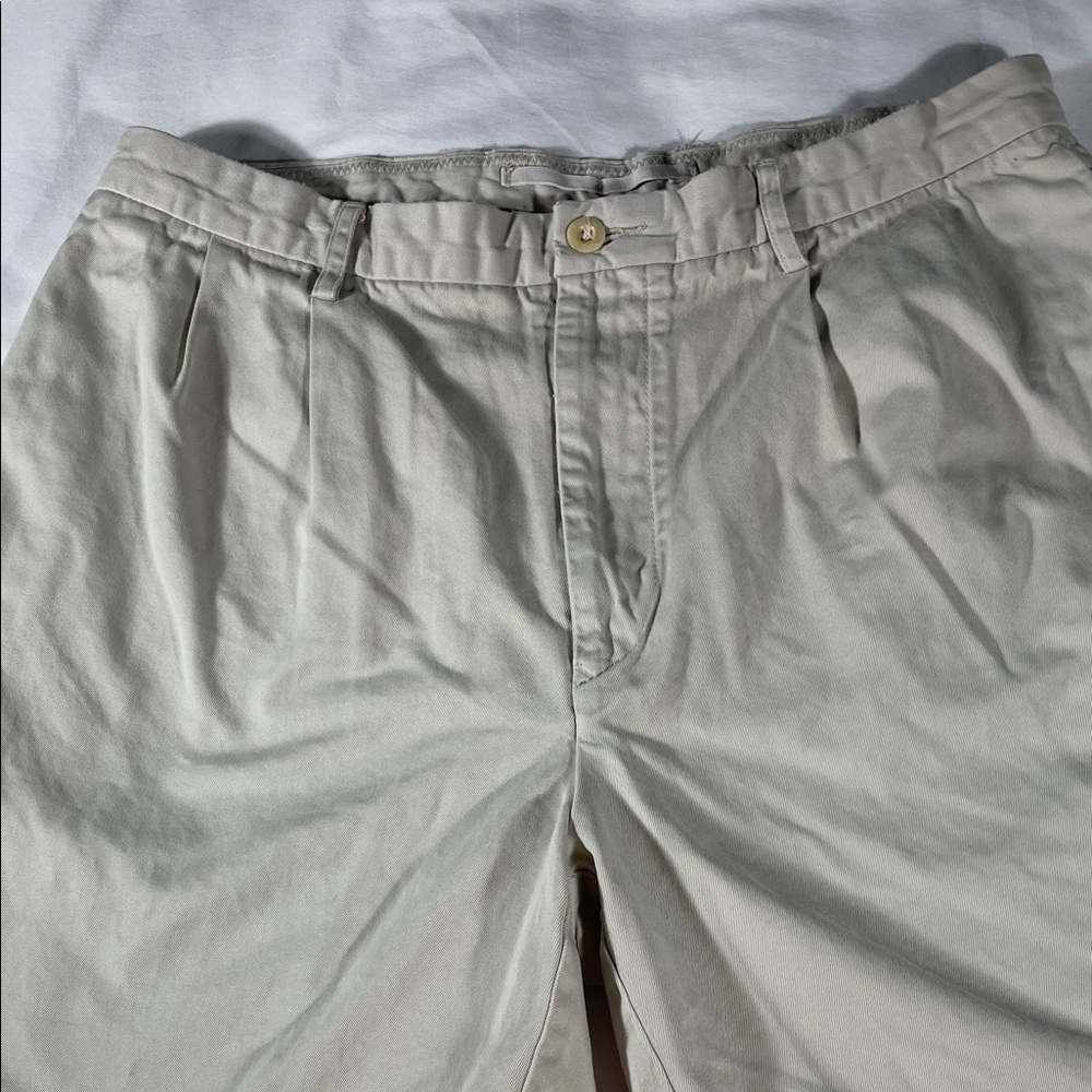 Nautica mens sont khaki Rigger double pleated 7.5" inseam chino shorts - size 35